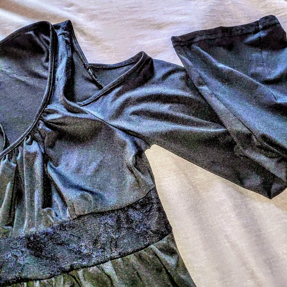 Ladies Gothic inspired top, Size XL, lace up bust, bell sleeves, cold shoulders - Picture 6 of 10